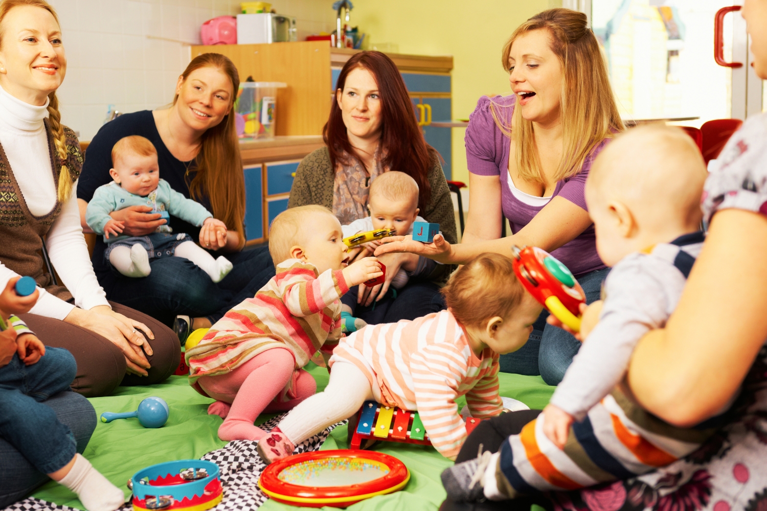 Foto Mütter und spielende Babys