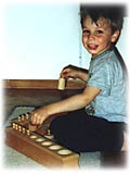 Foto Kind mit Holzkasten
